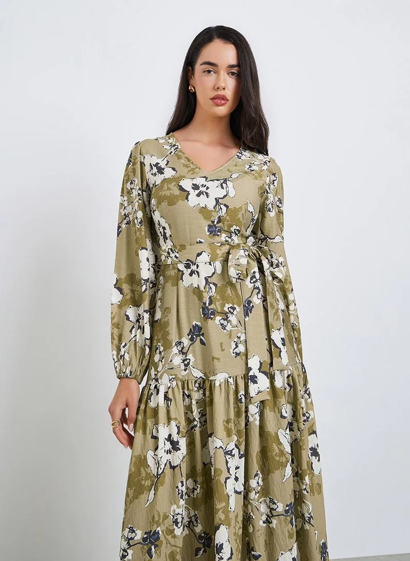 ستايلي فستان طويل بنقشة زهور وتصميم واسع من الأسفل